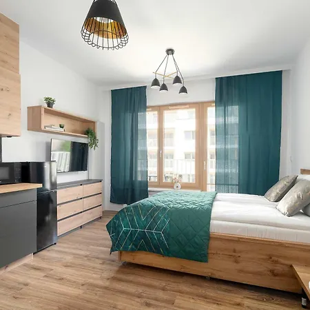 Charming In With Balcony Close To Attractions By Renters Apartment